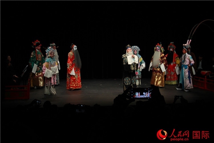 演員向觀眾謝幕。人民網記者 尚凱元攝