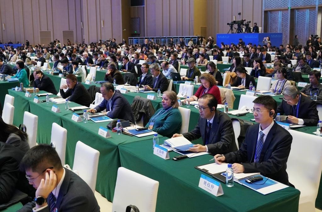 11月7日，中外嘉賓在首屆世界古典學(xué)大會(huì)開幕式現(xiàn)場(chǎng)聽會(huì)。新華社記者 張晨霖 攝