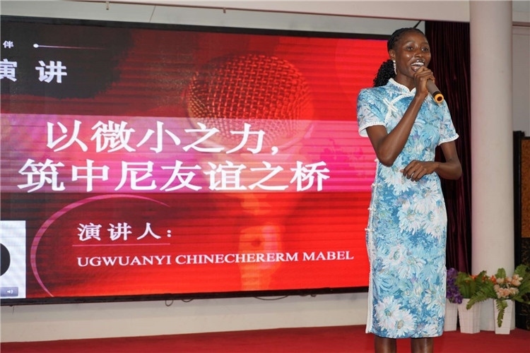 選手張佳寧演講中。尼日利亞中國文化中心供圖