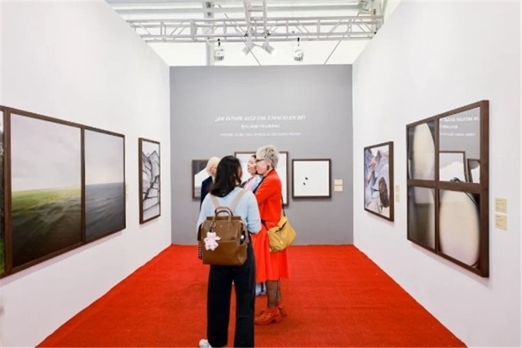 “我內(nèi)心的那個(gè)空從哪里來(lái)？從波濤、云朵和勇氣”西岸藝博會(huì)展覽現(xiàn)場(chǎng) 圖片由主辦方提供