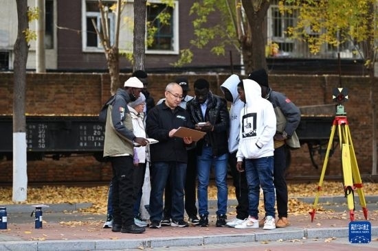 在天津鐵道職業(yè)技術(shù)學(xué)院，老師指導(dǎo)幾內(nèi)亞學(xué)員使用測距儀器（11月11日攝）。新華社記者 李然 攝