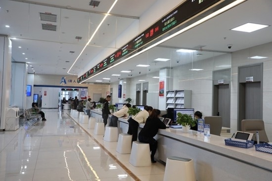 觀山湖區(qū)政務(wù)大廳窗口辦事忙。
