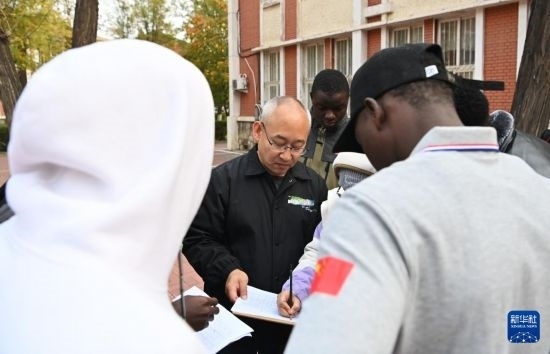 在天津鐵道職業(yè)技術(shù)學(xué)院，老師指導(dǎo)幾內(nèi)亞學(xué)員使用測距儀器（11月11日攝）。新華社記者 李然 攝