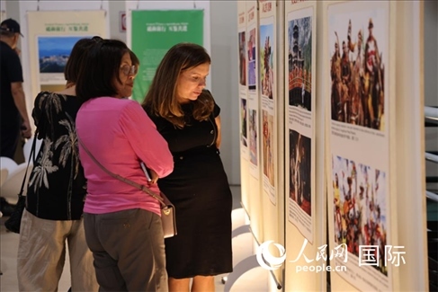 圖為當地觀眾在圖片展現(xiàn)場欣賞作品，張志文攝