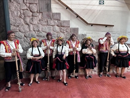 身著傳統(tǒng)服飾的秘魯藝人。本報記者 張朋輝 攝