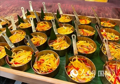 馬來西亞美食節(jié)現(xiàn)場準(zhǔn)備的美食。人民網(wǎng) 王婧攝