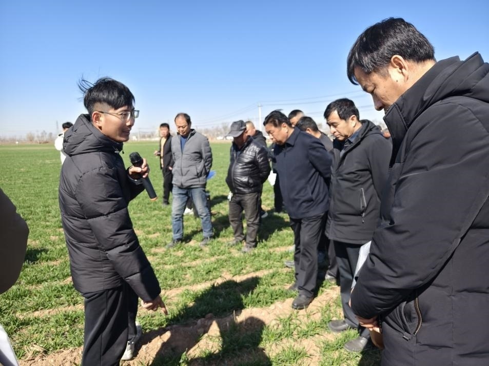 科技小院的“學生專家”（左一）。受訪者供圖