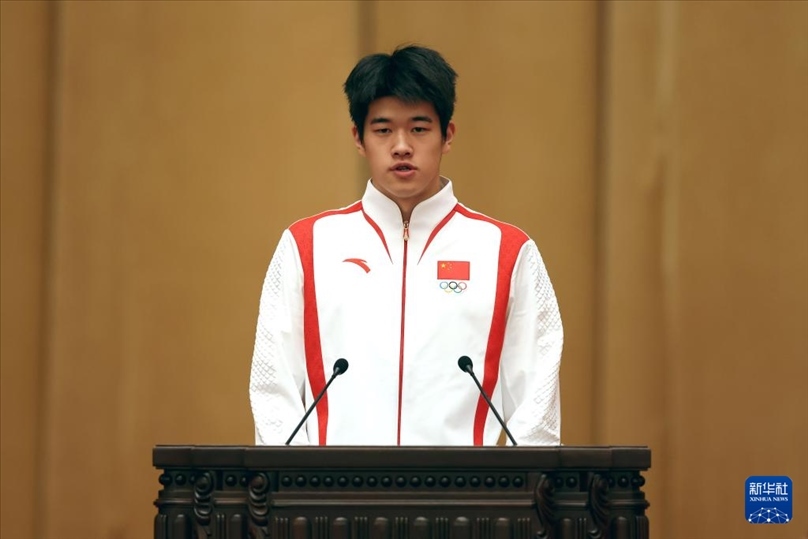 11月15日，游泳運動員潘展樂在報告會上發(fā)言。新華社記者 李明 攝