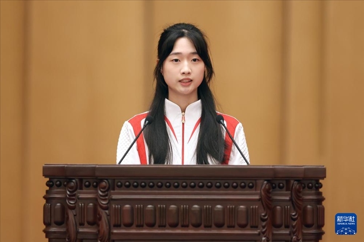 11月15日，射擊運動員黃雨婷在報告會上發(fā)言。新華社記者 李明 攝