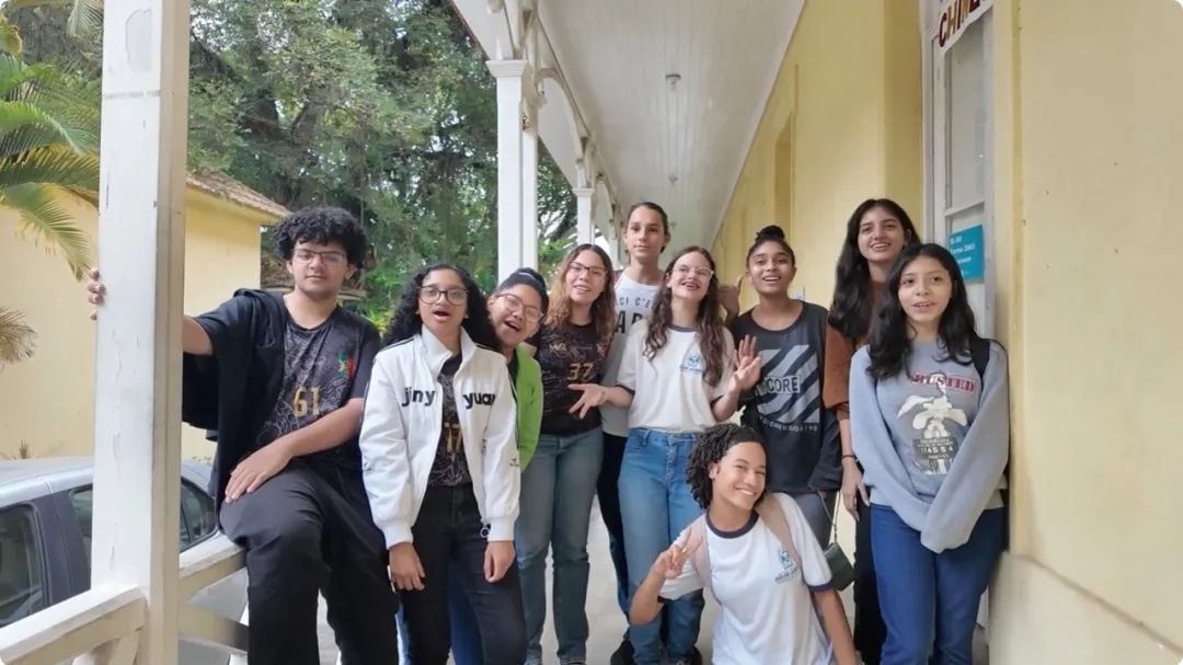 學生們用中文跟島叔問好。作者供圖