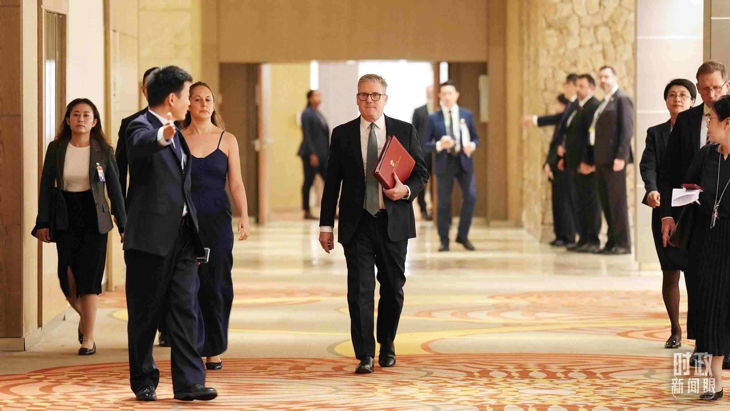 △英國首相斯塔默抵達(dá)會(huì)見現(xiàn)場。（總臺(tái)記者李晉拍攝）