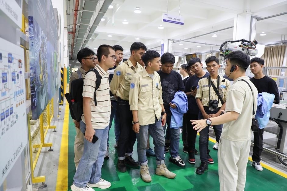 來華留學生在工程實踐中心上課。教育部職業(yè)教育與成人教育司供圖