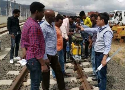 山東職業(yè)學院開展亞吉鐵路運營技術培訓。教育部職業(yè)教育與成人教育司供圖