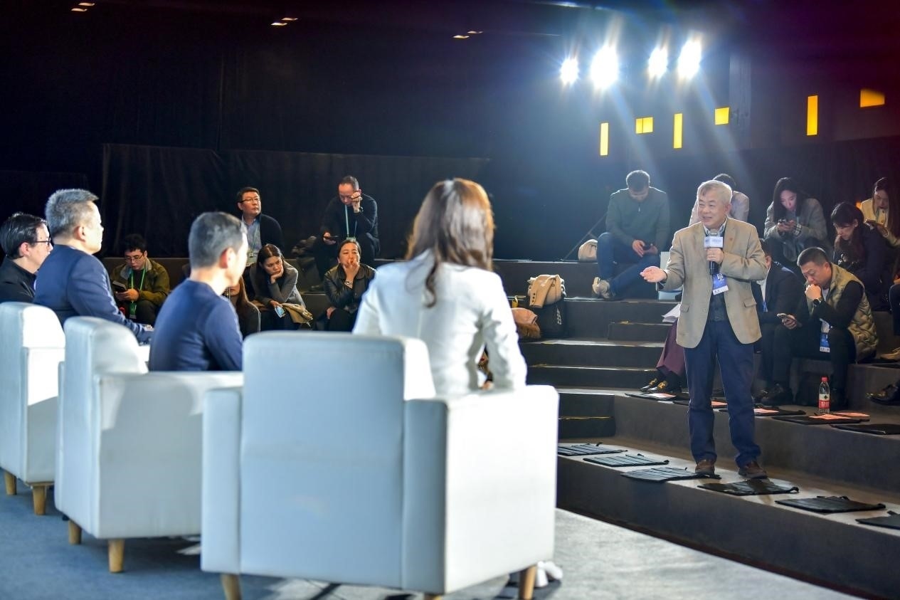 陳長汶教授與對話嘉賓現(xiàn)場互動。人民網(wǎng)記者 任峰濤攝