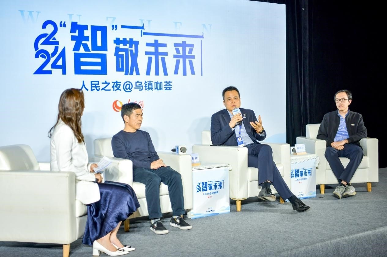 在對話環(huán)節(jié)，之江實驗室高級研究專家潘愛民、伏羲智庫創(chuàng)始人李曉東、麒麟軟件副總經(jīng)理李震寧探討“‘百模大戰(zhàn)’將卷向何方”。人民網(wǎng)記者 任峰濤攝