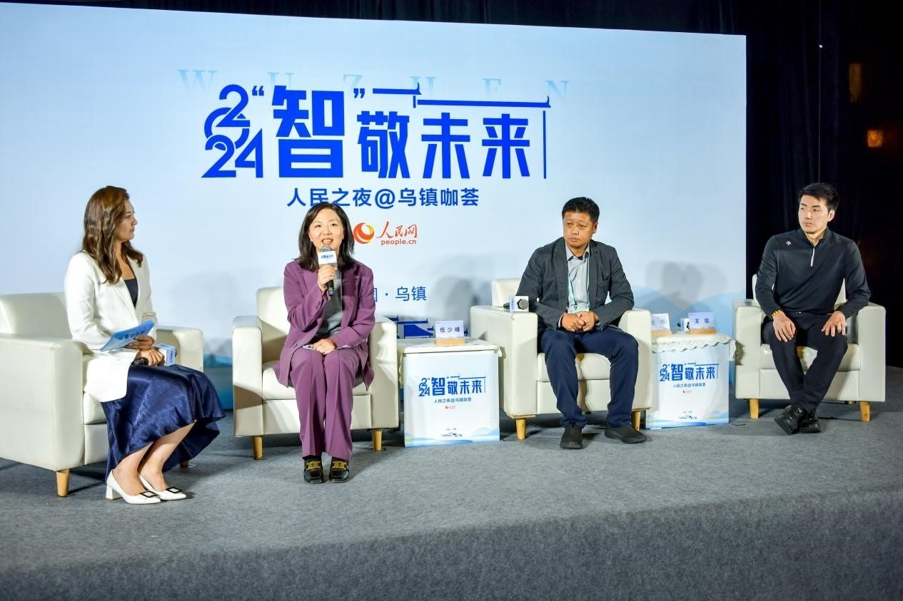 在對話環(huán)節(jié)，趣丸科技總編輯、副總裁任少峰，星云智慧機器人CEO李明，可之教育大模型創(chuàng)始人王冠討論“人工智能如何惠及大眾”。人民網(wǎng)記者 任峰濤攝