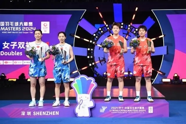 11月24日，劉圣書（右二）/譚寧（右一）與李怡婧/羅徐敏（左一）在頒獎臺上合影。新華社記者 梁旭攝