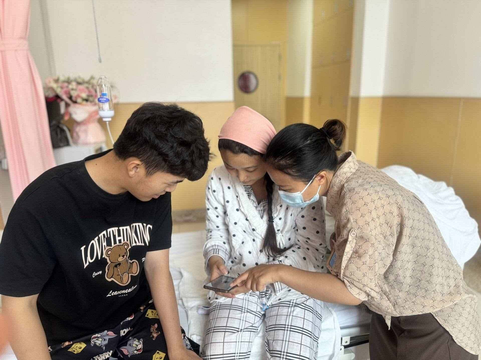 新生兒家庭通過手機(jī)辦理新生兒出生“一件事”。安徽省數(shù)據(jù)資源管理局供圖