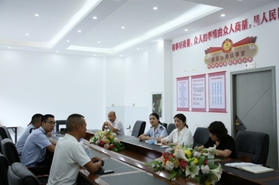 榕江縣稅務(wù)局在園區(qū)協(xié)商議事室協(xié)調(diào)解決企業(yè)訴求。黔東南州稅務(wù)局供圖