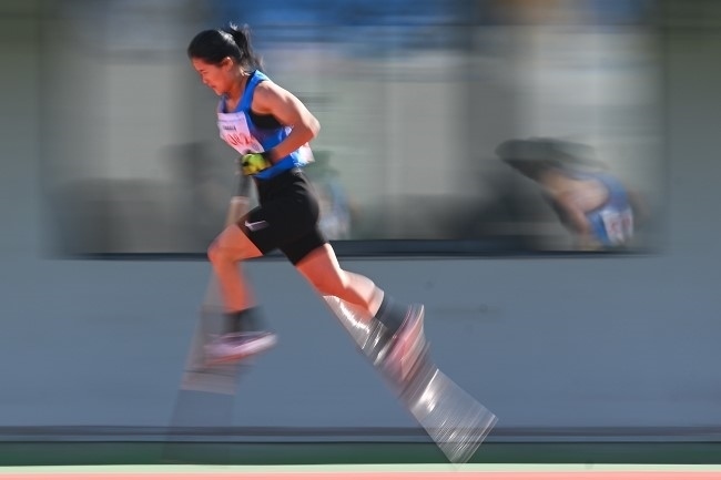 11月28日，海南隊(duì)選手吳明芬在高腳競(jìng)速比賽中。新華社記者 杜子璇攝