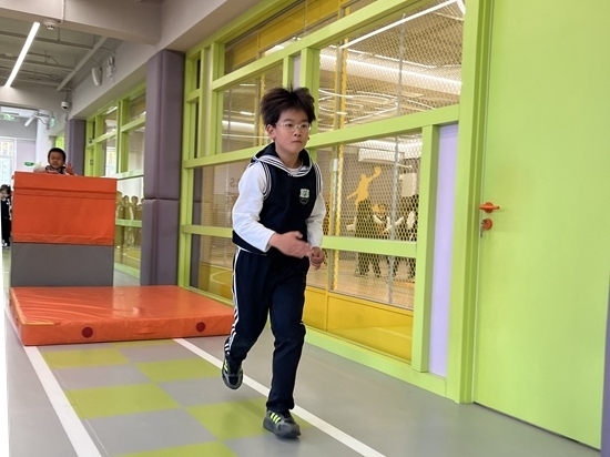 學生在南樓二層的體能教師訓練。人民網(wǎng)記者孫競 攝