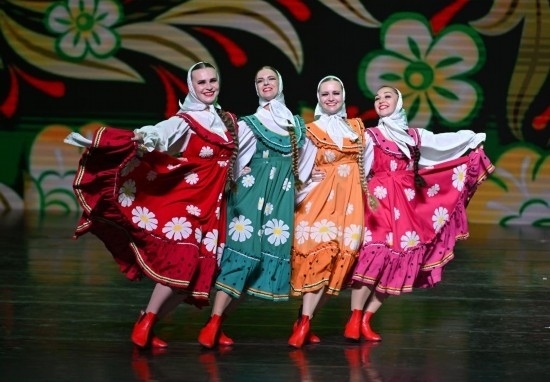 6月22日，2024-2025“中俄文化年”海南島歡樂(lè)節(jié)俄羅斯藝術(shù)團(tuán)體巡演在?？谑信e行。新華社記者郭程攝