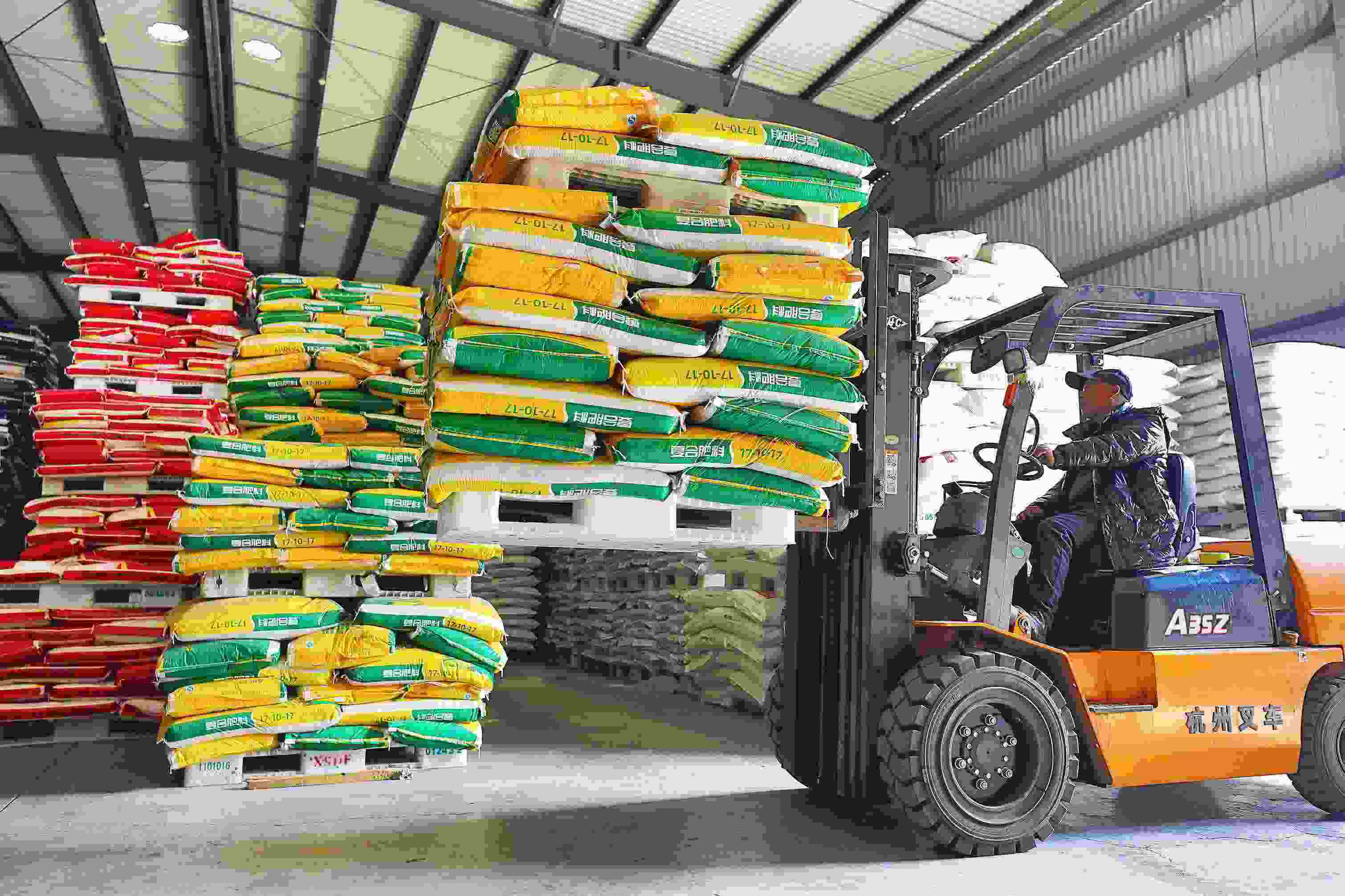 2023年2月15日，在浙江義烏供銷聯(lián)社的農(nóng)資貯存?zhèn)}庫(kù)，工作人員正在調(diào)運(yùn)復(fù)合肥料等農(nóng)資。