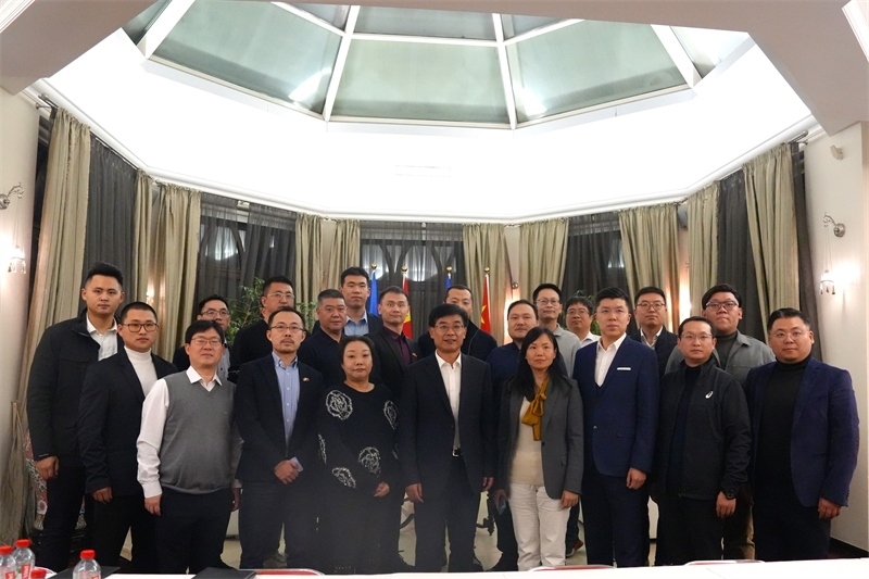 集體合照。中國駐烏克蘭大使館供圖