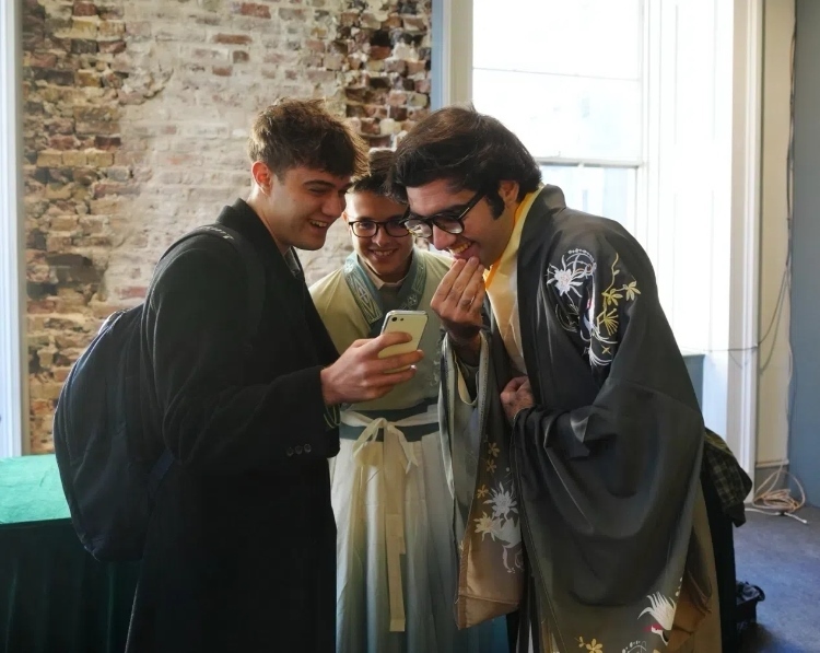 英國學生感受漢服魅力。吳若鳴攝