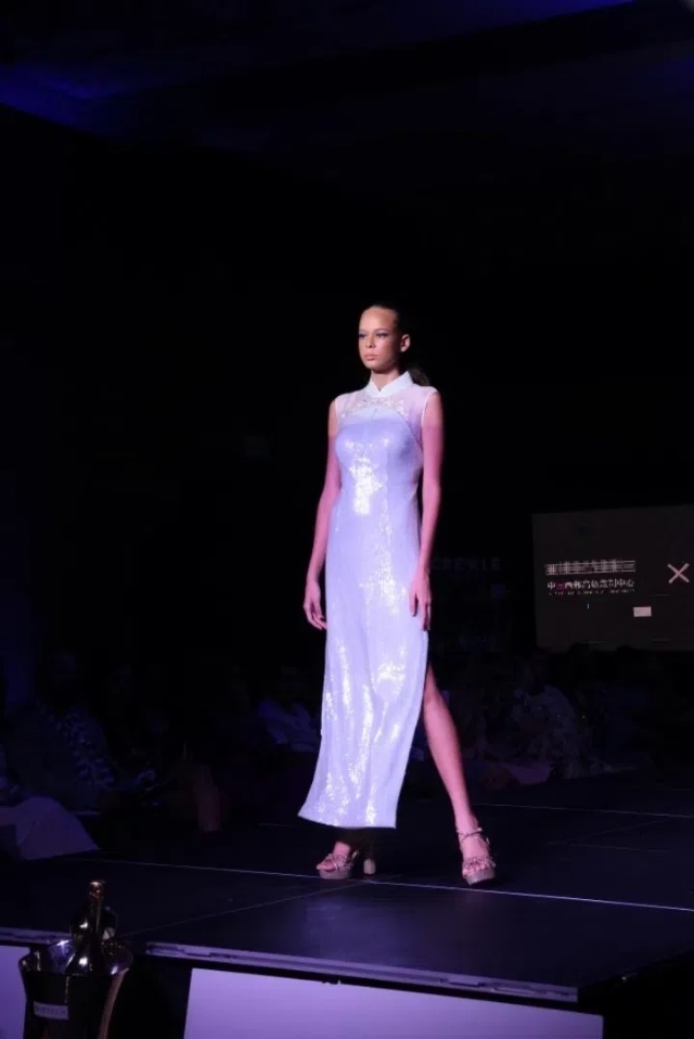 模特展示新中式禮服。顏李芳攝