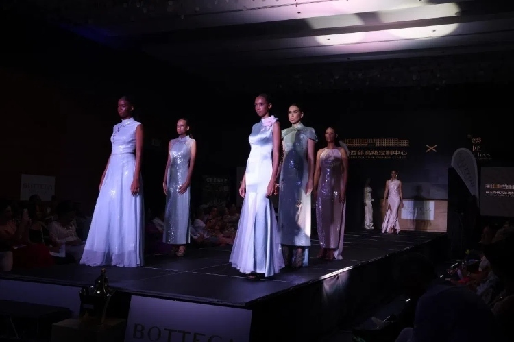 模特展示新中式禮服。顏李芳攝