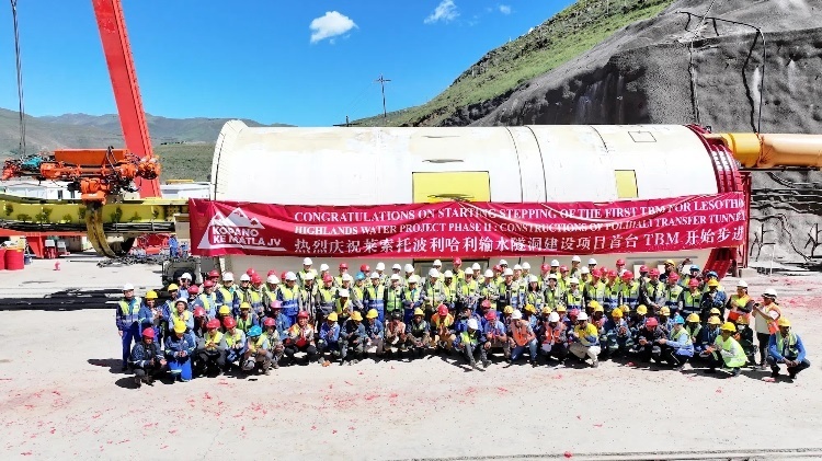 中外方建設(shè)者合影留念。中水電十一局供圖