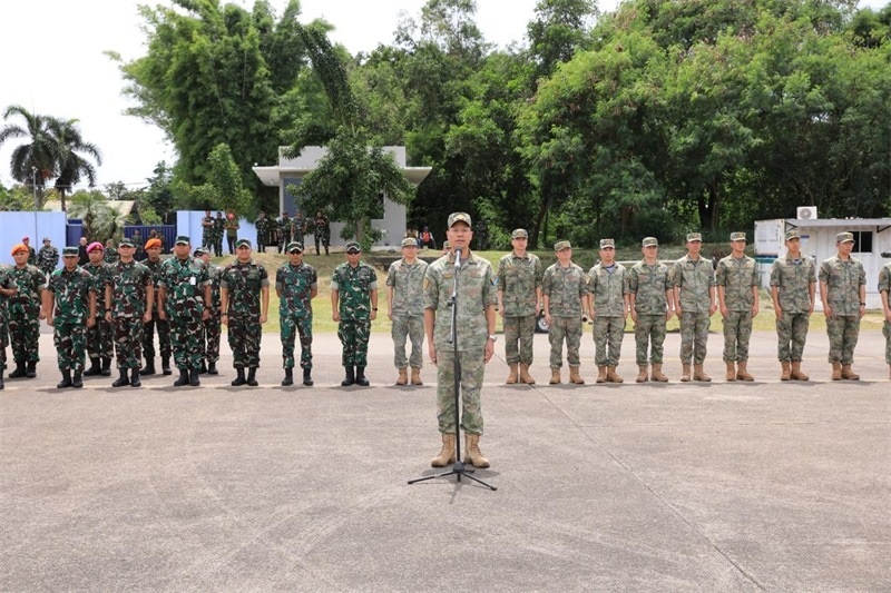 中方參演部隊(duì)指揮員在印尼方舉行的歡迎儀式上致辭。龔勝祥 攝