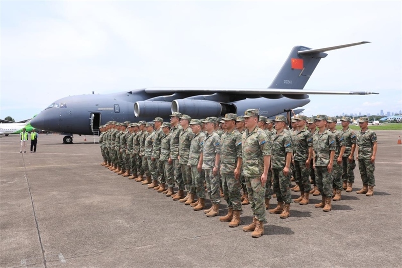 中方參演部隊(duì)搭乘運(yùn)—20運(yùn)輸機(jī)飛抵印尼國(guó)民軍空軍哈利姆機(jī)場(chǎng)。 龔勝祥攝