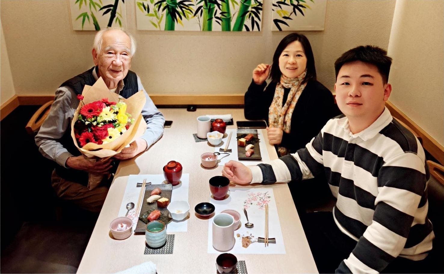 佐佐木俊一與彭林（中）、彭俊霖（右）在一起。