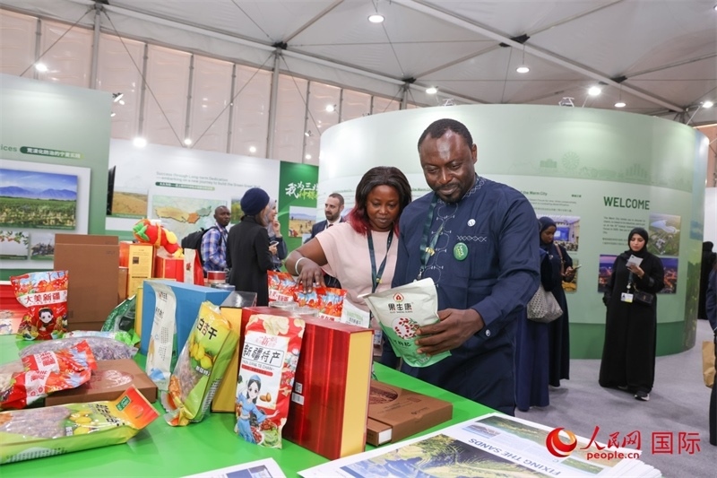 嘉賓了解中國(guó)館展示產(chǎn)品。人民網(wǎng)記者任皓宇攝