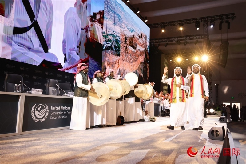 《聯(lián)合國(guó)防治荒漠化公約》第十六次締約方大會(huì)2日開(kāi)幕。圖為開(kāi)幕式表演。人民網(wǎng)記者任皓宇攝