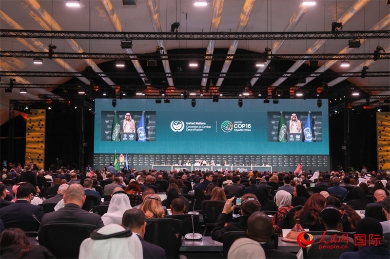 《聯(lián)合國(guó)防治荒漠化公約》第十六次締約方大會(huì)2日開(kāi)幕。圖為開(kāi)幕式現(xiàn)場(chǎng)。人民網(wǎng)記者任皓宇攝