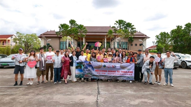 參與活動(dòng)的中國(guó)游客與當(dāng)?shù)靥﹪?guó)人合影。活動(dòng)主辦方供圖