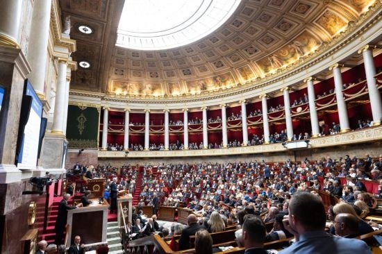 10月1日，法國總理巴尼耶在位于巴黎的法國國民議會發(fā)表演講。新華社發(fā)（杰克·陳攝）