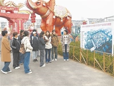 圖為南開大學(xué)“文旅融合創(chuàng)新與實踐”微專業(yè)學(xué)生正在調(diào)研。受訪者供圖