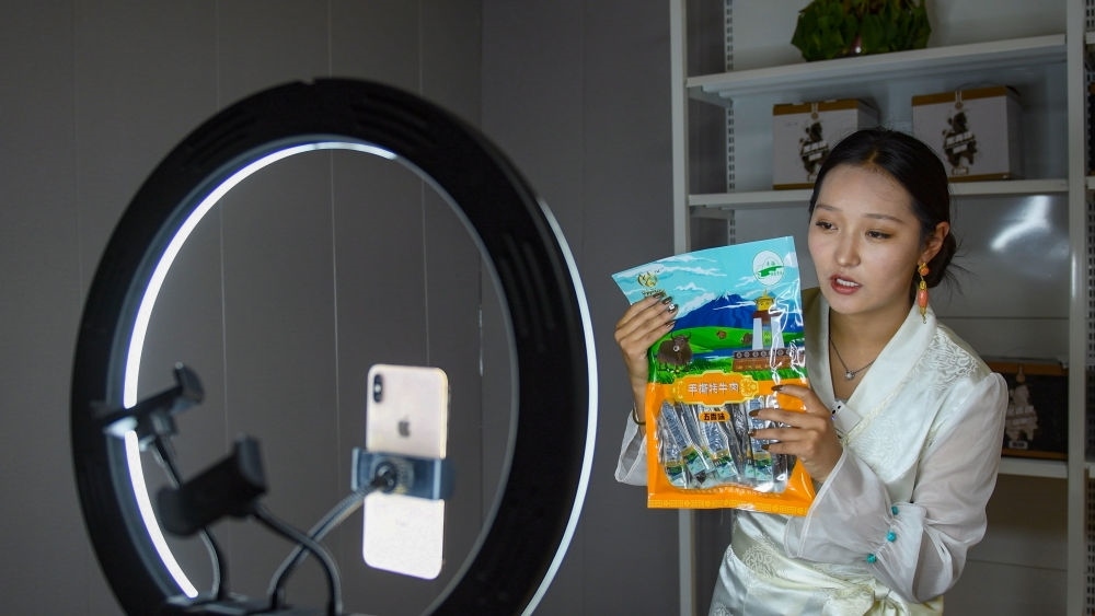 9月24日，果洛藏貢麻村村民多杰吉在進(jìn)行網(wǎng)絡(luò)帶貨直播。（潘彬彬 攝）