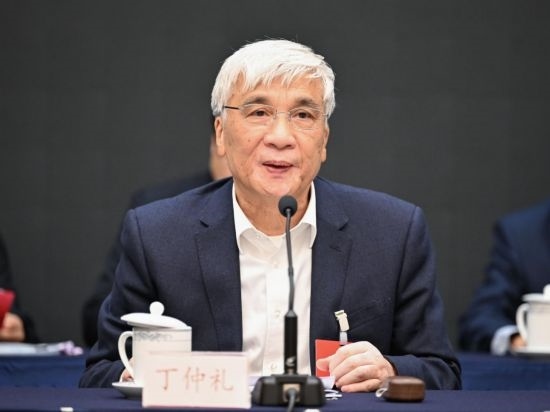 全國人大常委會副委員長、歐美同學會會長丁仲禮作工作報告