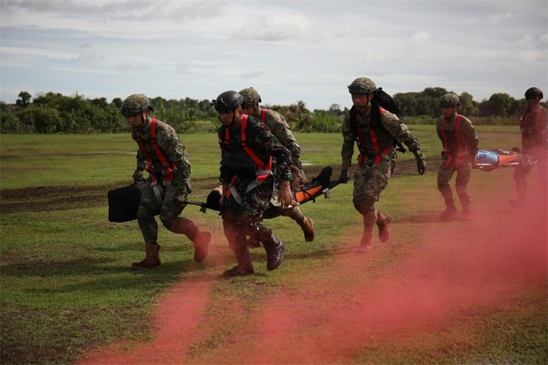 中印尼雙方空降兵隊(duì)員空降至指定地域后，迅速展開“傷病員”救治和轉(zhuǎn)移。段江山攝