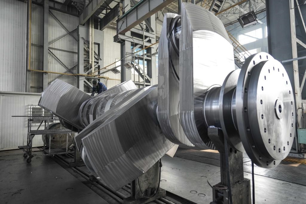 2024年1月11日，工人在大連華銳船用曲軸有限公司加工車(chē)間加工產(chǎn)品。新華社記者 潘昱龍 攝