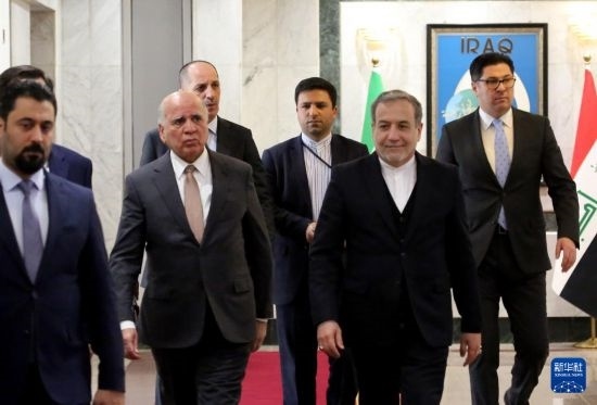 12月6日，伊拉克副總理兼外長(zhǎng)侯賽因（中左）在巴格達(dá)會(huì)見伊朗外長(zhǎng)阿拉格齊（中右）。新華社發(fā)（哈利勒·達(dá)伍德攝）