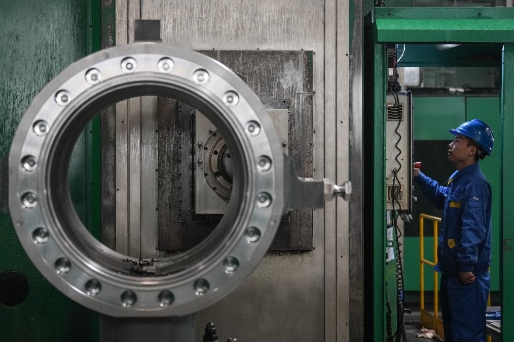 2023年2月14日，沈陽(yáng)鼓風(fēng)機(jī)集團(tuán)股份有限公司的工人在車(chē)間工作。新華社記者 潘昱龍 攝