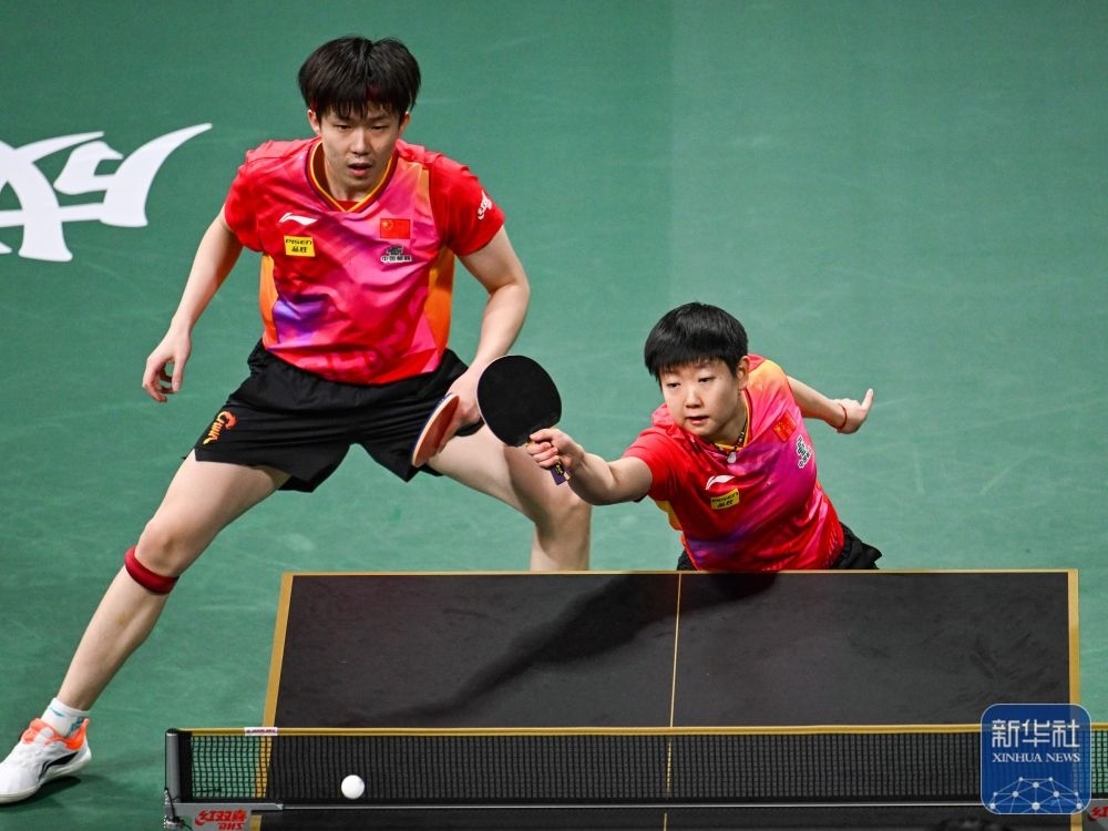 ↑中國隊(duì)組合王楚欽/孫穎莎（右）在混雙比賽中。新華社記者 王曦 攝