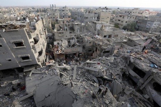 這是12月7日在加沙地帶中部努賽賴特難民營拍攝的遭以軍轟炸后的建筑廢墟。新華社發(fā)（里澤克·阿卜杜勒賈瓦德攝）