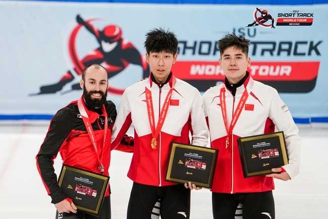 男子500米頒獎(jiǎng)儀式，中國選手孫龍(中)奪得冠軍，加拿大選手杜博伊斯(左)獲得亞軍，中國選手劉少昂獲得季軍。賽事組委會(huì)供圖